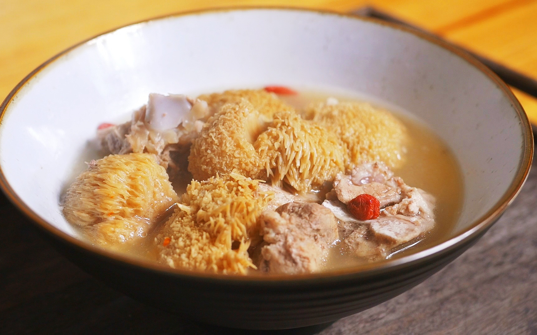 猴头菇排骨汤功效(猴头菇排骨汤:滋补养生的美味选择)