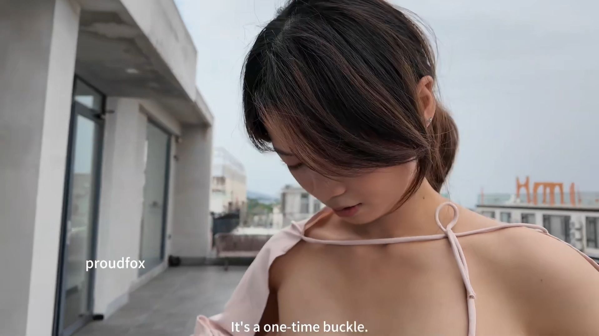 高挑萌萌的小艺展示我们设计的多穿上衣