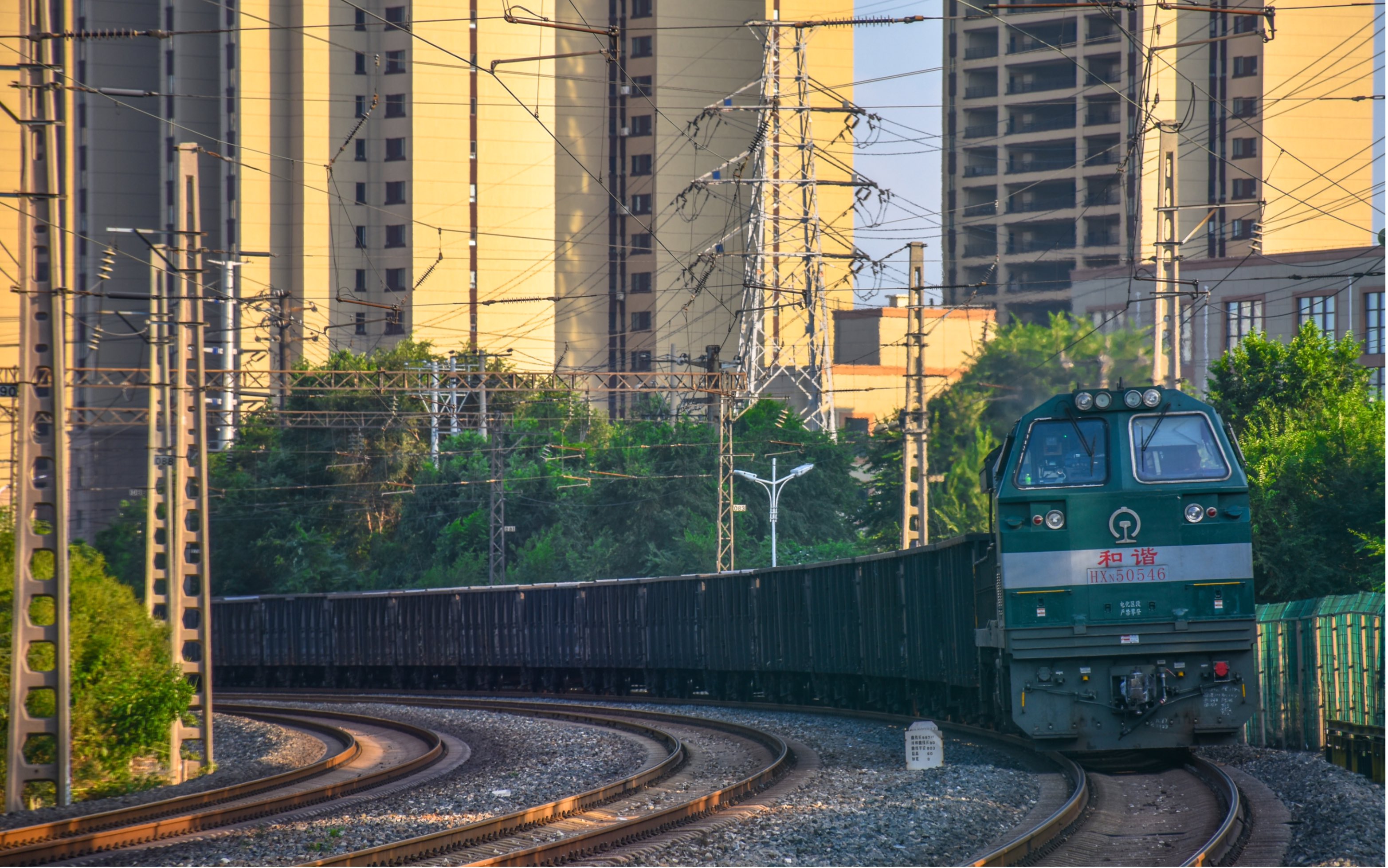 沈山线沈局吉段hxn50546牵引上行摘挂列车43198次通过揽军屯站-于洪站