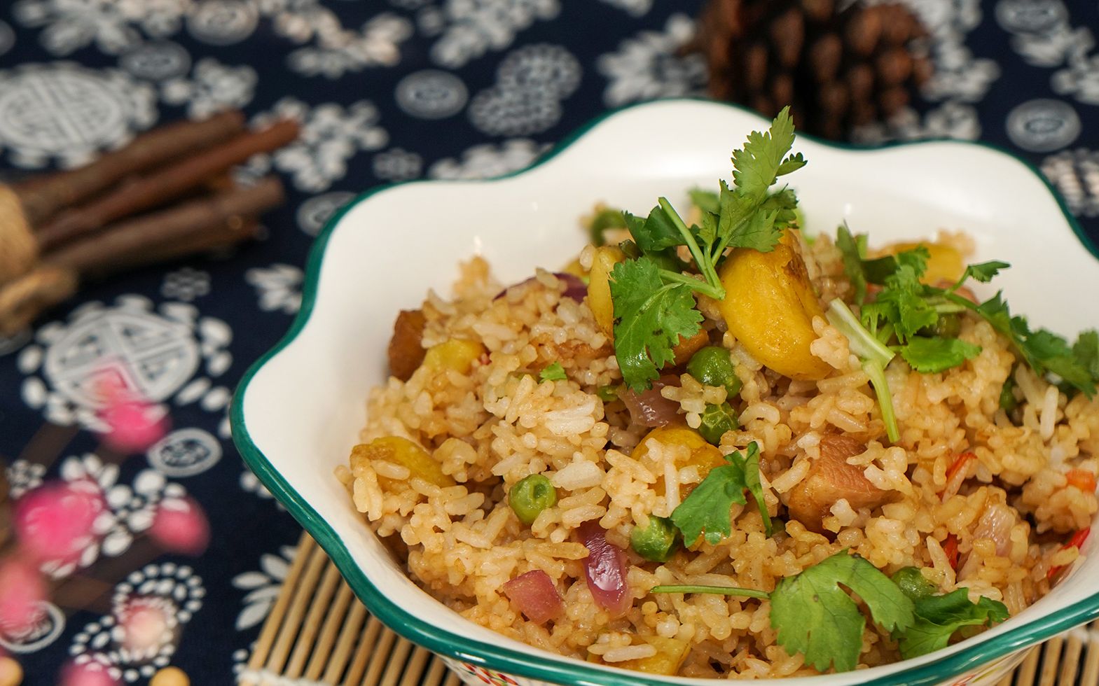 板栗,鸡腿加上隔夜饭,竟能炒出如此美味的炒饭,小伙伴们都惊呆了