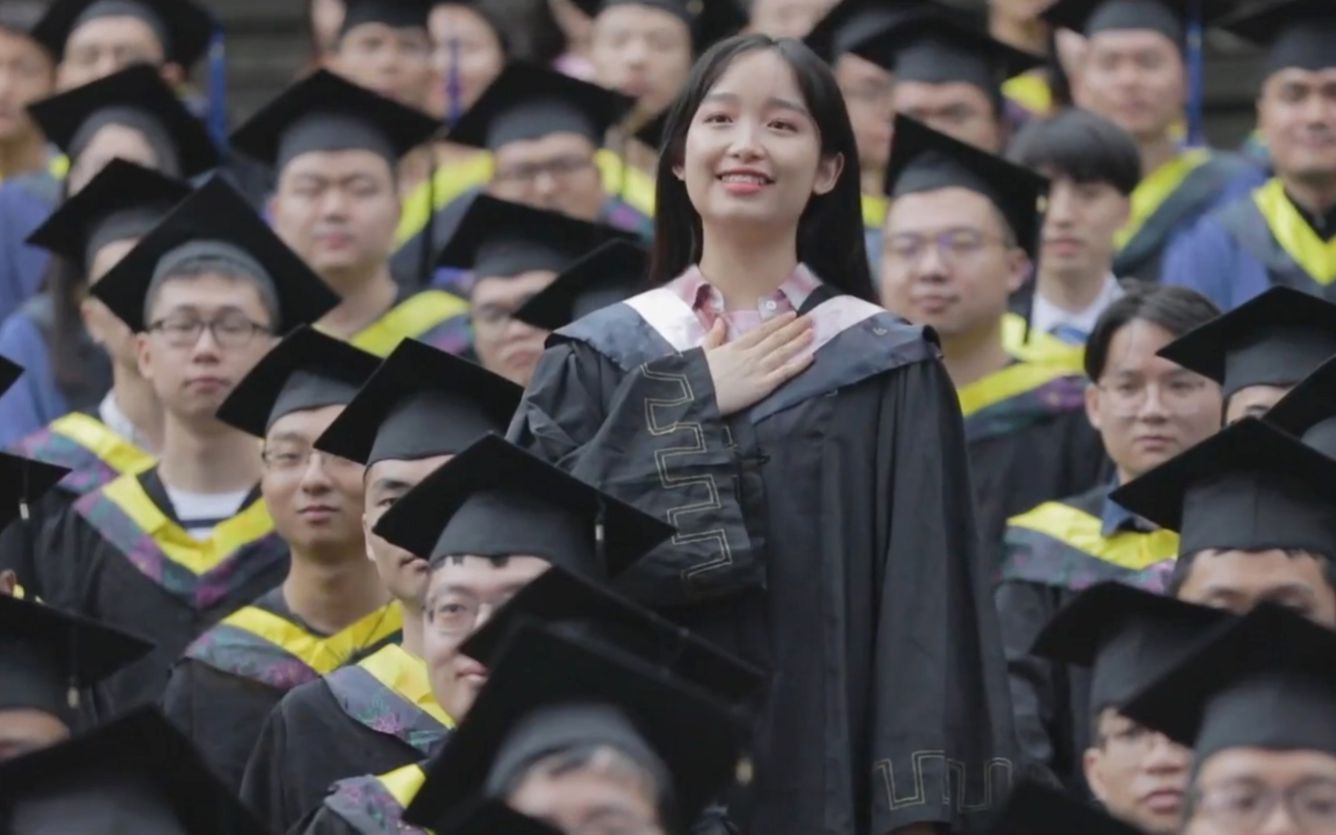 [图]大学毕业典礼，万名毕业生合唱《天耀中华》祝福祖国，加油我的国