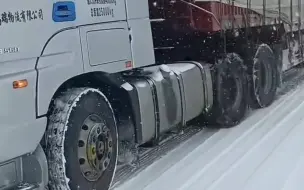 Скачать видео: 冰雪路面爬坡，带着防滑链都没上的去，太难了