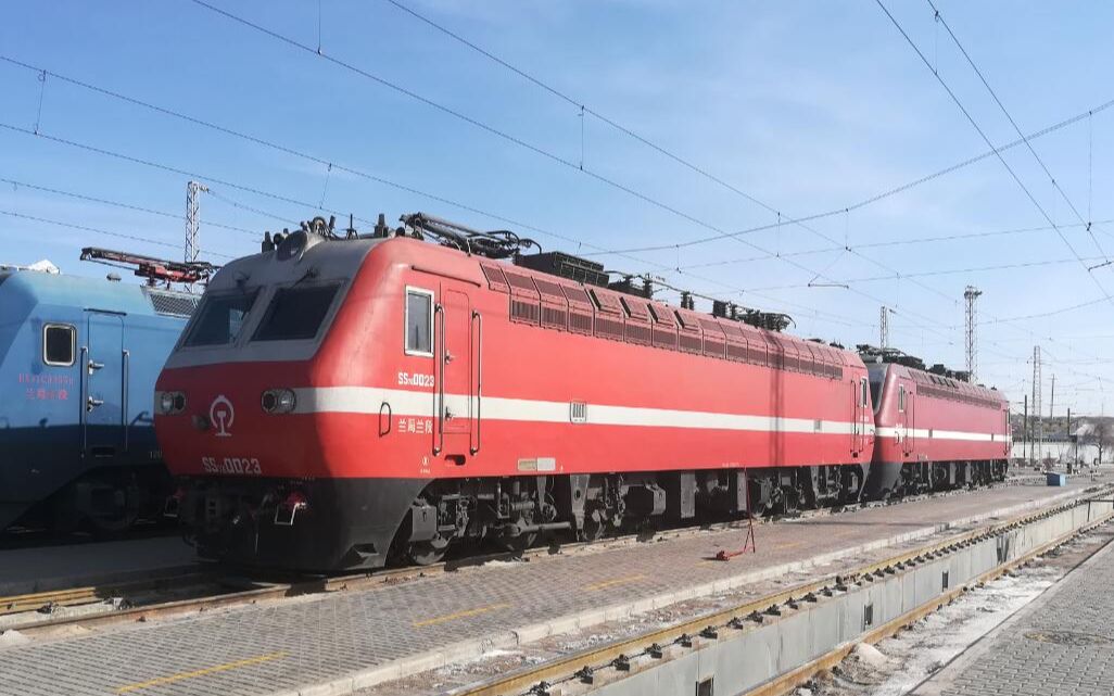 双机ss7e牵引t9206使出嘉峪关站,全列25t(原西子号车底)_哔哩哔哩 (゜