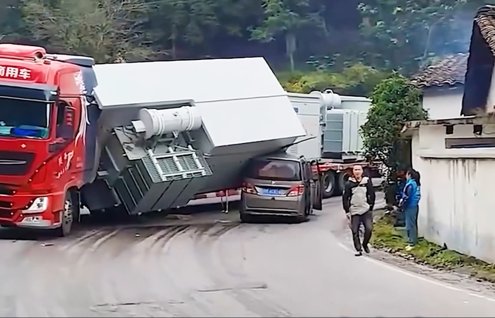 几十万设备被几万块的车救了，终究是五菱扛下了所有
