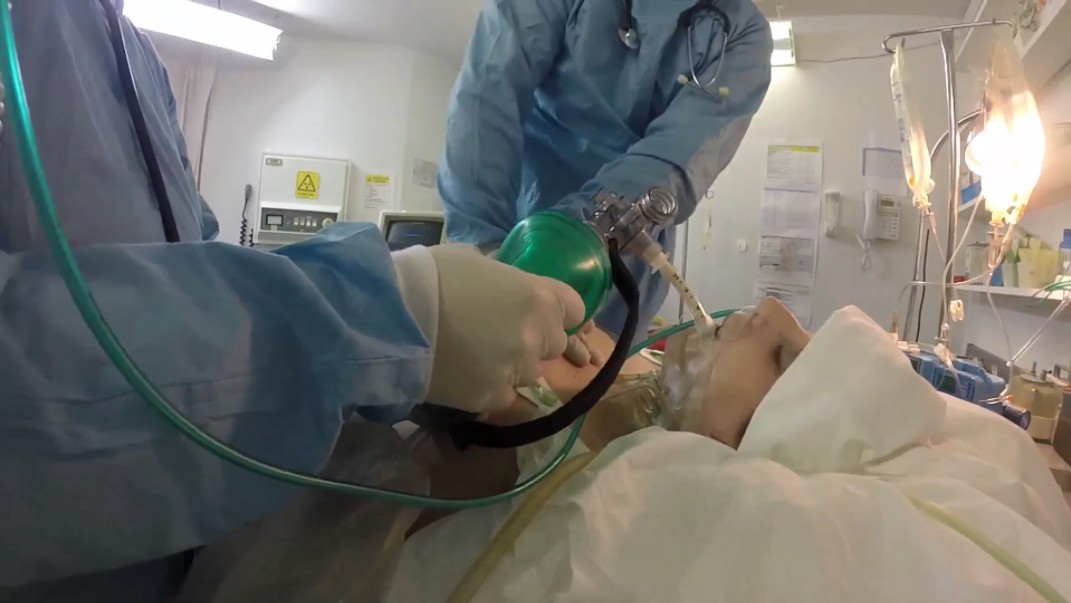 [转载]插管监护病人心跳停止,医生紧急电击抢救