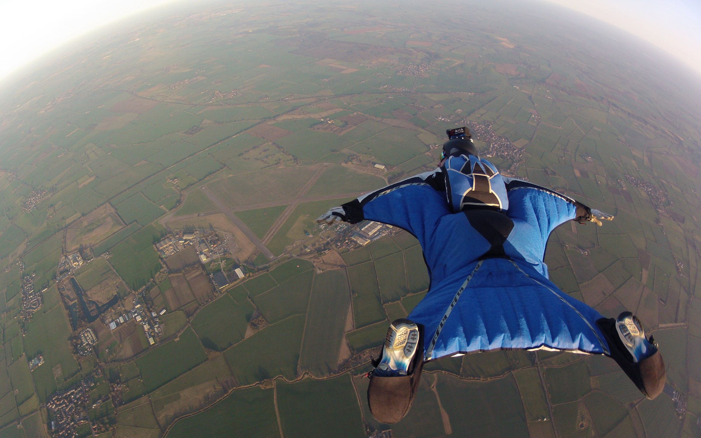 172人死亡,参与费用上百万,翼装飞行是一项怎样的运动?