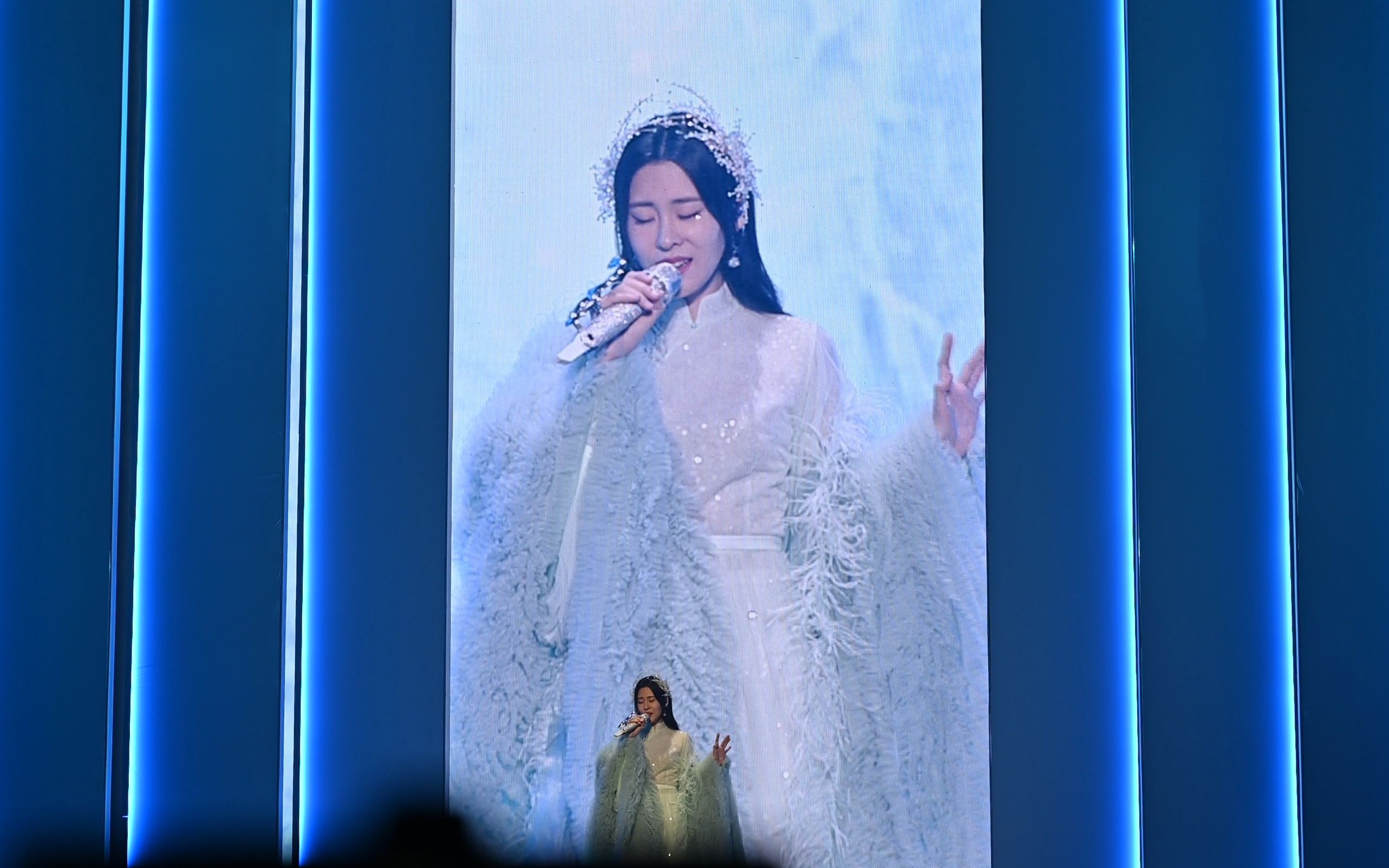 《一吻之间》张碧晨2023尾号920演唱会郑州站 现场直拍