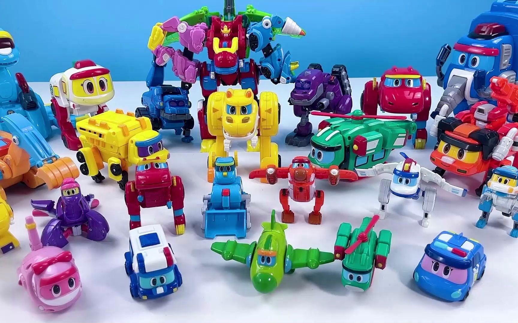 满满一桌的帮帮龙出动变形玩具,还有恐龙合体成机甲,你玩过吗?