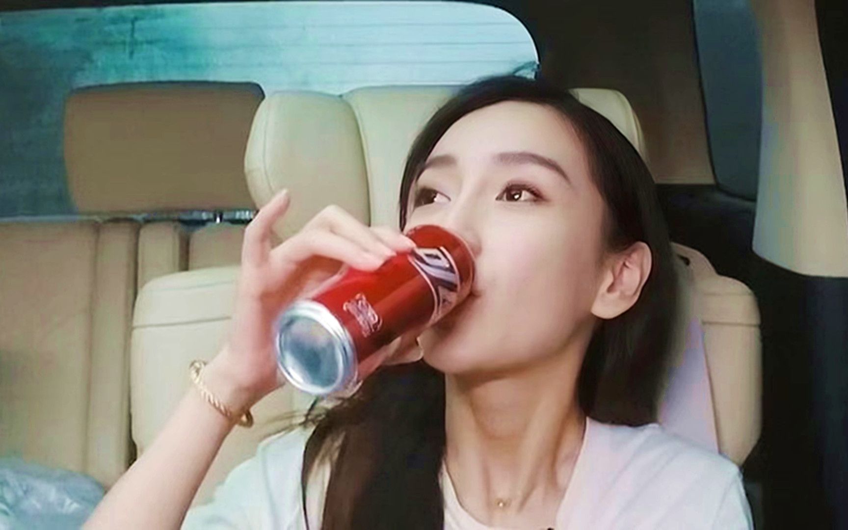 杨颖在车里喝可乐,没想到下秒她一只手的动作,瞬间引发网友热议