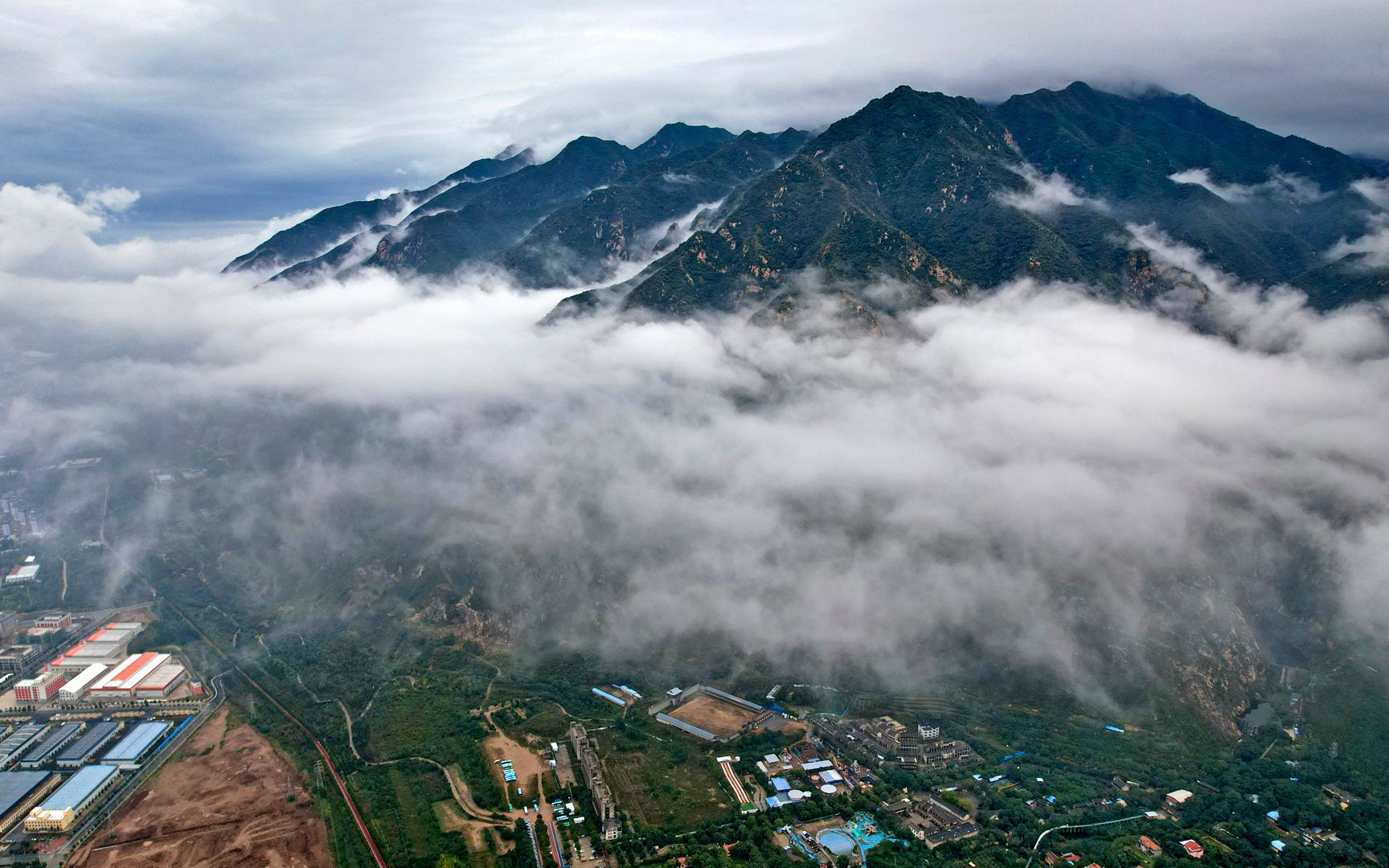 航拍秋雨过后的中条山,云海翻腾如仙境,非比寻常的美