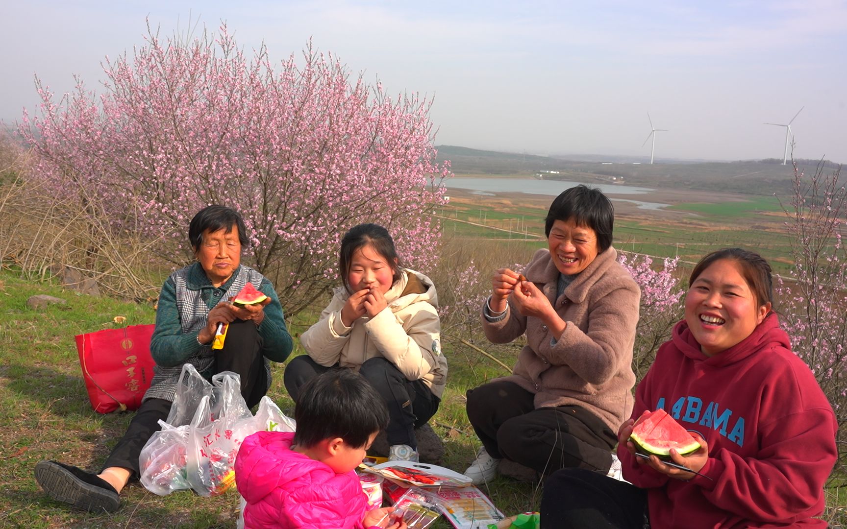 [图]胖妹去春游，四世同堂乐悠悠，赏美景吃美食，逍遥快活美滋滋