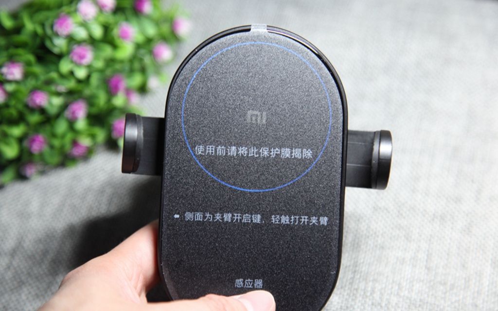小米20w无线车充开箱,不仅能快充而且感应式电动夹臂很有科技感