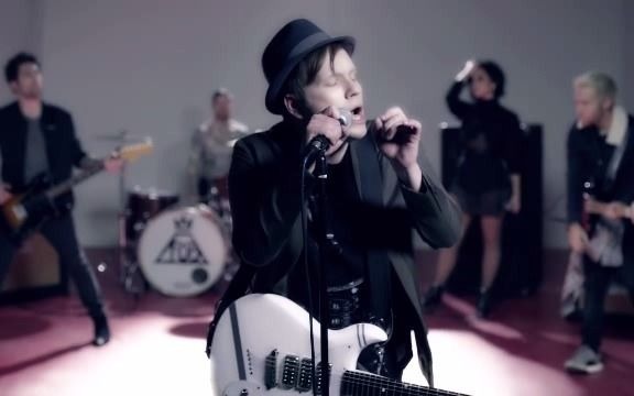 [图]Fall Out Boy - Irresistible ft. Demi Lovato