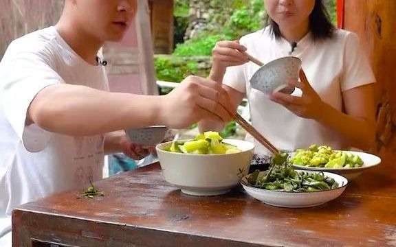 古村乐乐:蘑菇没着落了 那就来一盘好吃又开胃的炒辣椒下饭吧