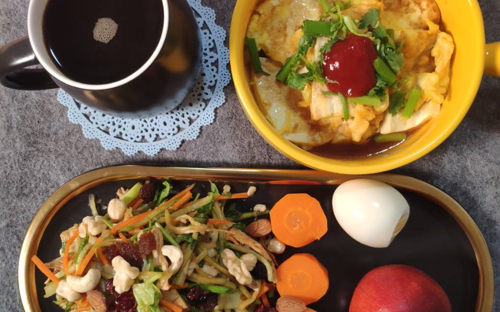 煎豆腐凉拌鸡胸肉黑咖啡减脂午餐也愉快