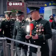 Video herunterladen: 兵哥哥功勋满满光荣退伍，两位领导亲自送站