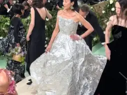 Download Video: 影后杨紫琼亮相Met Gala！这套裙装看着好像锡箔纸做的哈哈！