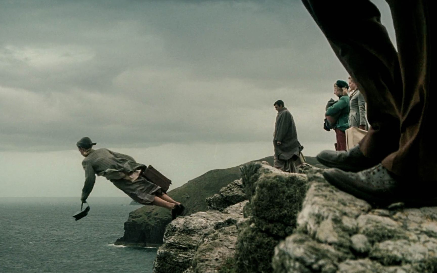 【穷电影】女子从悬崖跳下,来到传说中的异界,但那边的一切让人感到