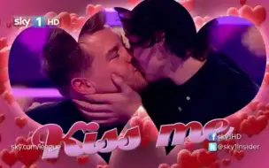 Download Video: 【中字】Harry Styles Kisses James Corden 卷毛和粘粘的甜蜜拥吻