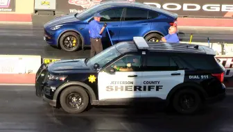 特斯拉和警车比加速，拉起警笛那一刻，已经分出了胜负！