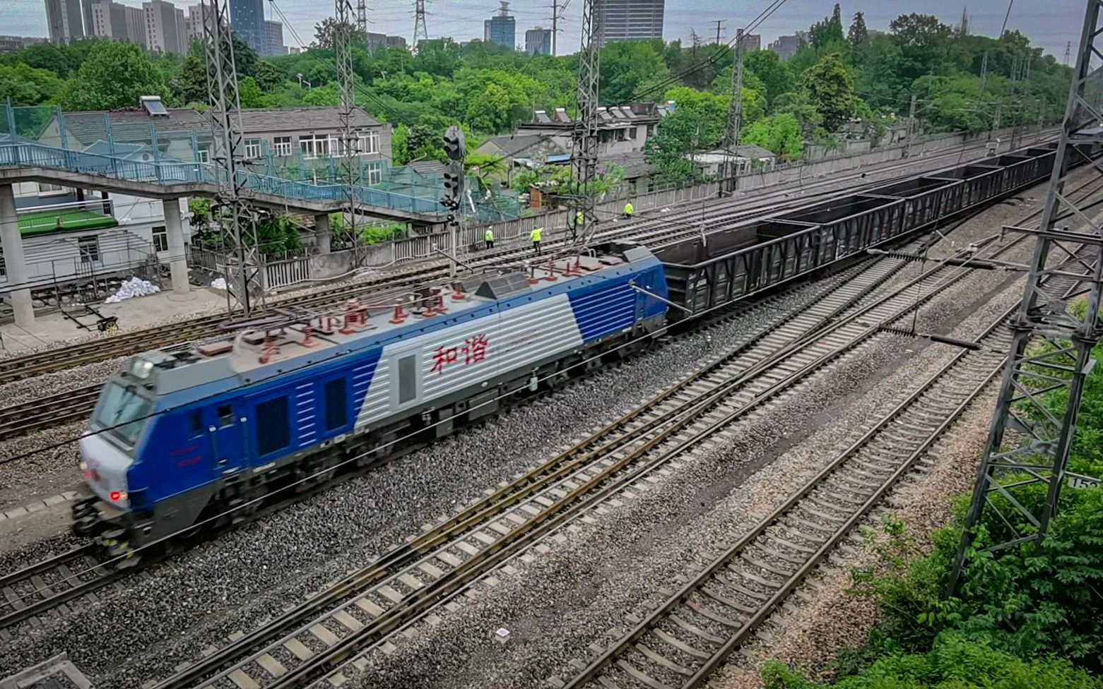 上局宁东段hxd2b电力机车0025号机牵引货列上行通过京沪铁路林场站