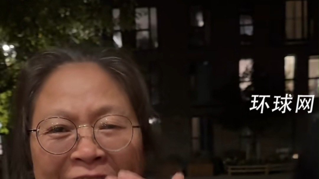 丹麦大汉在文化节上卖中国包子，老外们百米长龙连续9小时抢购，日赚超5万人民币。教手艺的中国丈母娘激动流泪