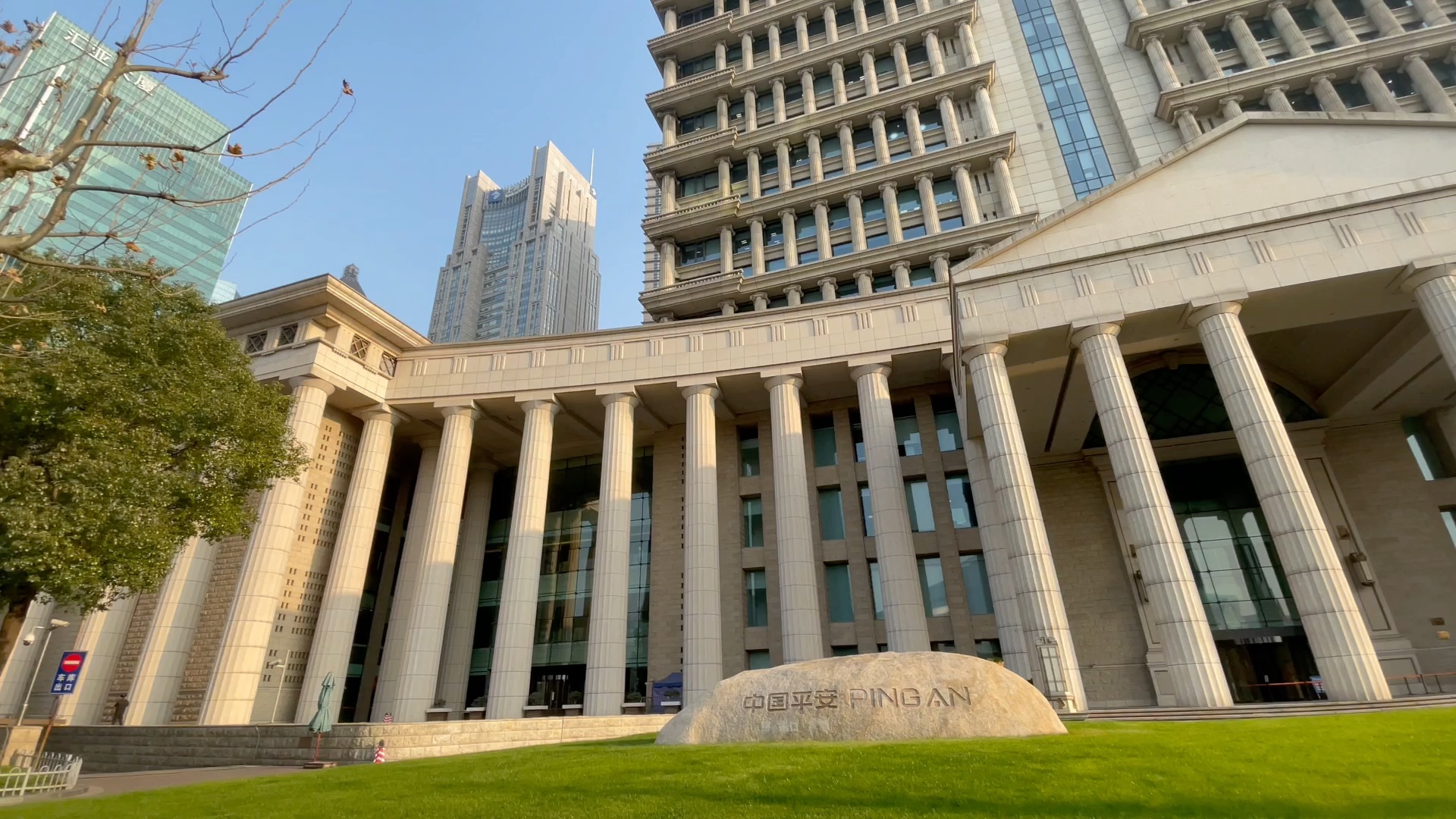 上海陆家嘴中国平安金融大厦附近街景
