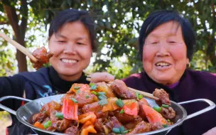 老妈在家闲不住一早上山去捡树，婆媳合作不嫌累，做顿美食来安慰