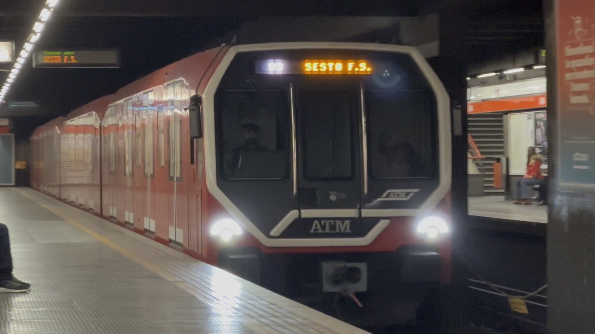 米兰地铁1号线lima站列车进出站合集2