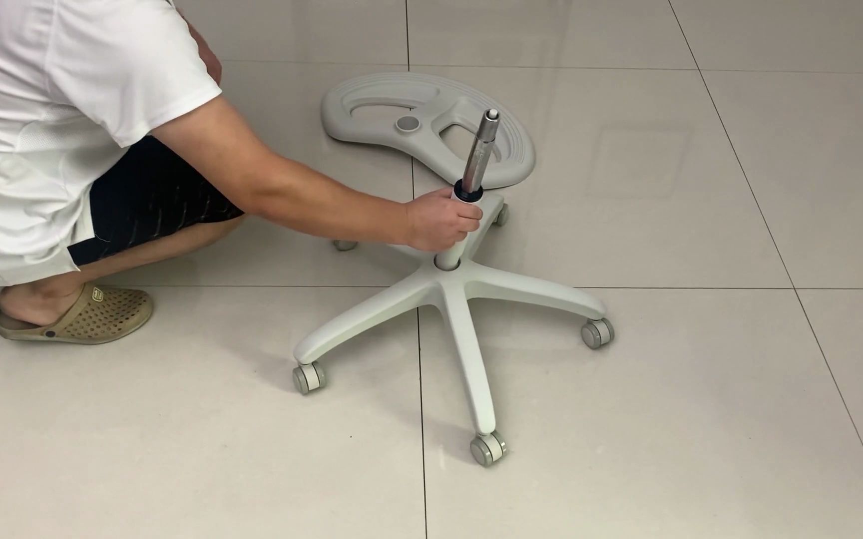 冠群家居-专业儿童椅(不旋转气杆)型椅子安装视频_哔哩哔哩_bilibili