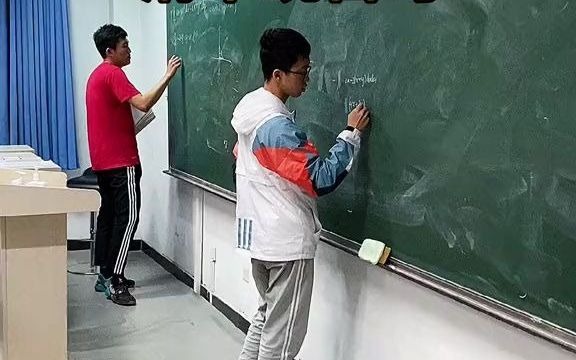 [图]【学霸街访】北大有数学天才韦东奕学长，殊不知清华也有一批爱好钻研数学的小韦东奕。