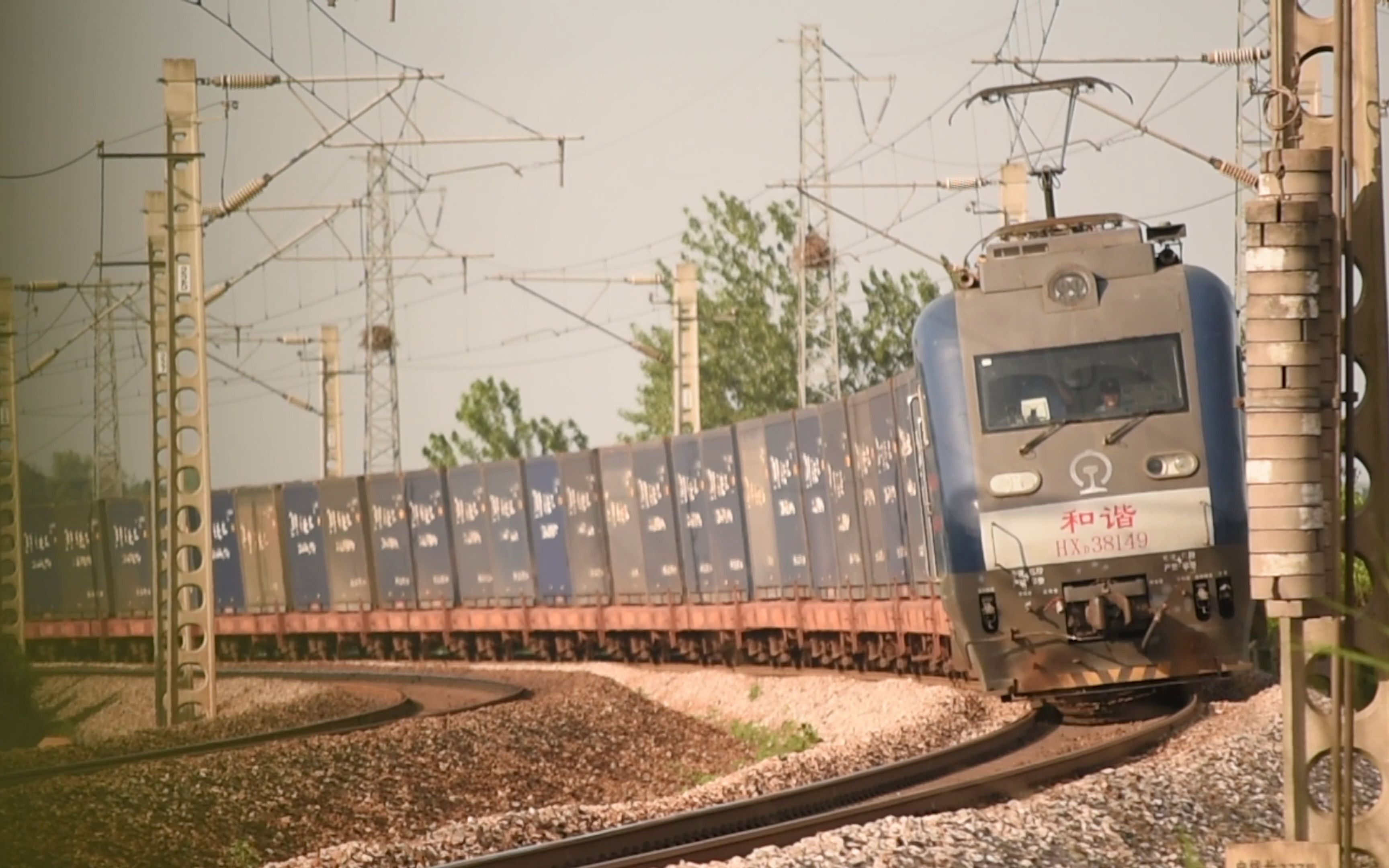 【兖石线】兖石线济局青段hxd38149牵引集装箱货列通过