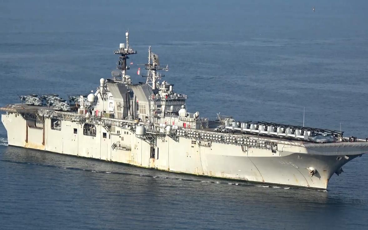 【美国海军】美国级两栖攻击舰"美国"号(lha-6)佐世保海军基地入港