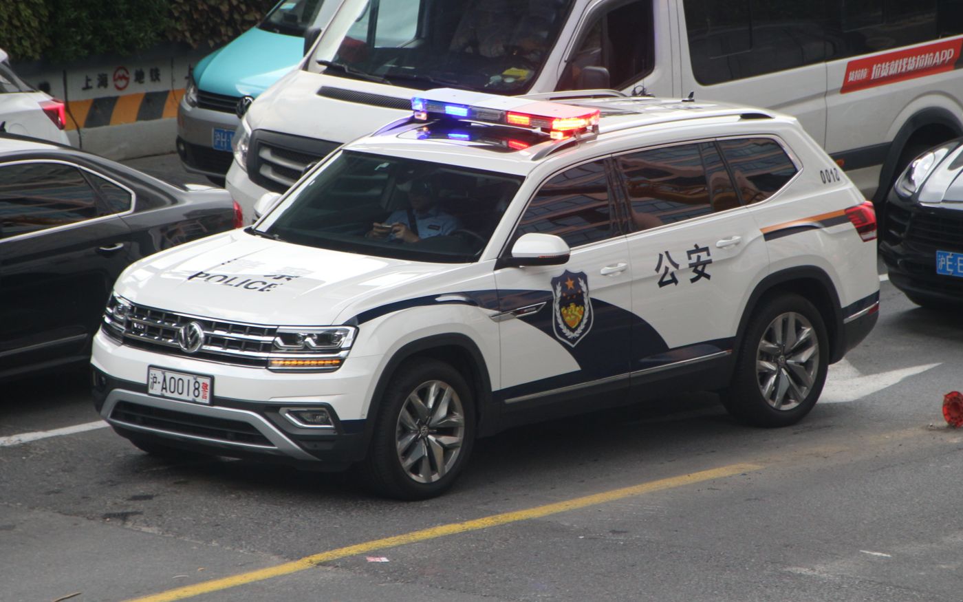 活动  【上海公安】上海交警大众途昂通过路口