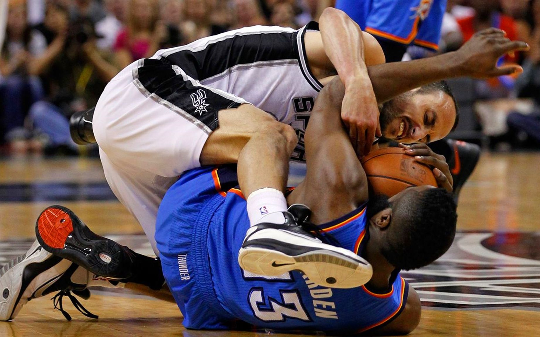 画一本篮球翻页动画,哈登和吉诺比利同时假摔碰瓷!