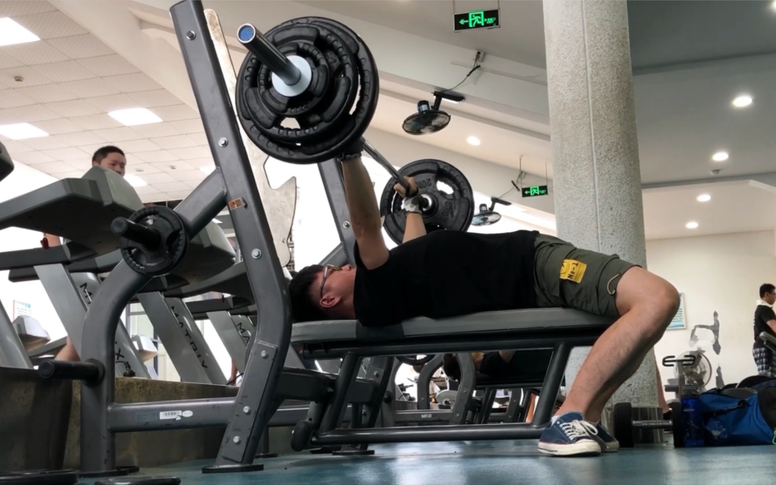 新手力量举第五周 day3 深蹲卧推日 深蹲差点起不来?卧推差点被压?