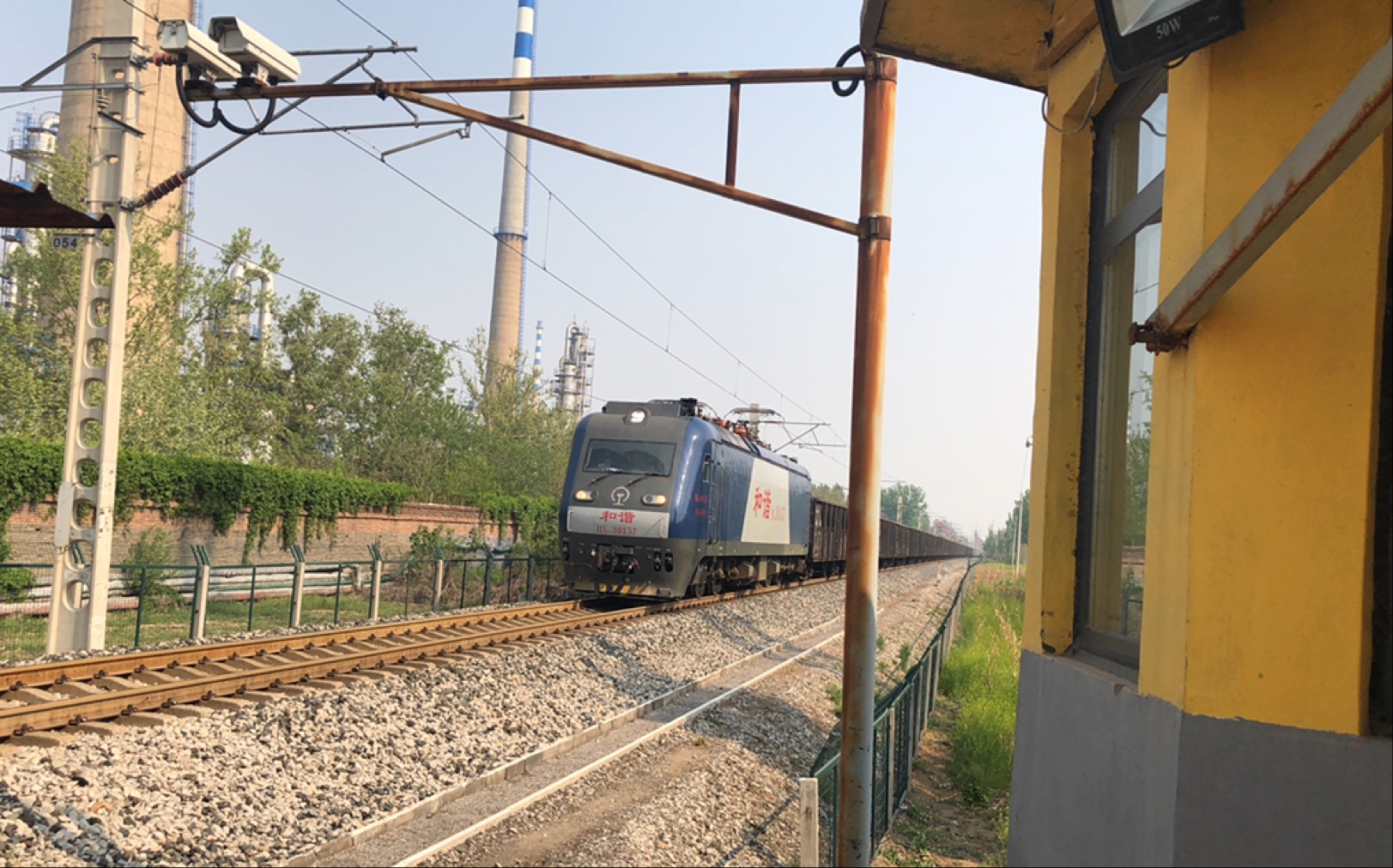 济局青段hxd3-0137牵引敞车列通过辛泰线渠村道口_哔哩哔哩 (゜-゜)つ