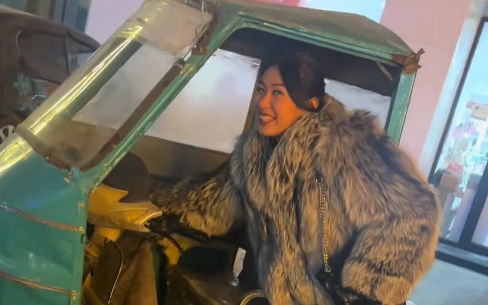 美女打扮的光鲜亮丽,结果坐骑让我大吃一惊