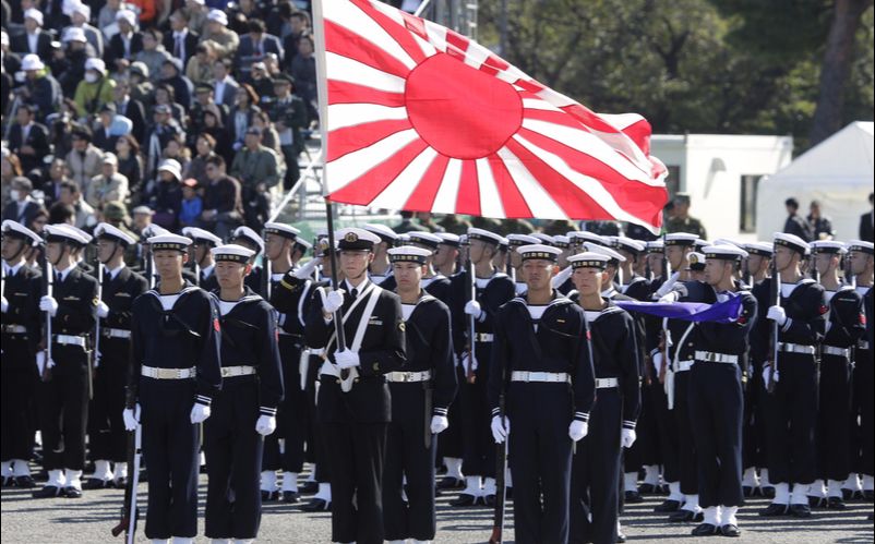 [图]日本自卫队检阅仪式，士兵一脸不情愿，网友：70年前的阴影还在？