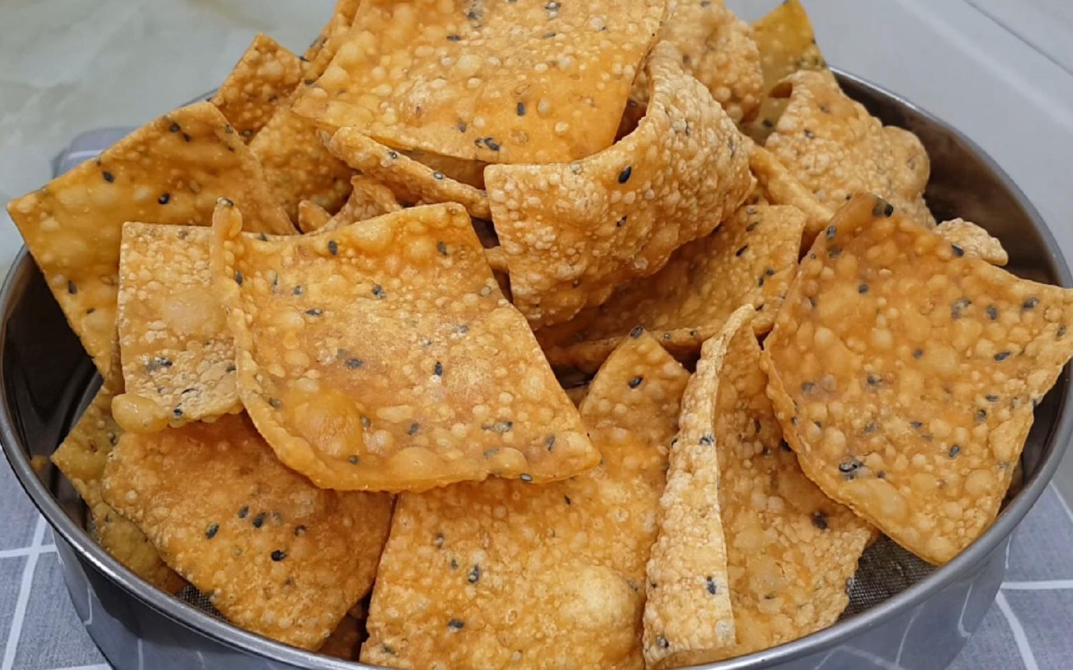 家常芝麻脆片的做法,切一切炸一炸,比薯片锅巴好吃,真的太香了