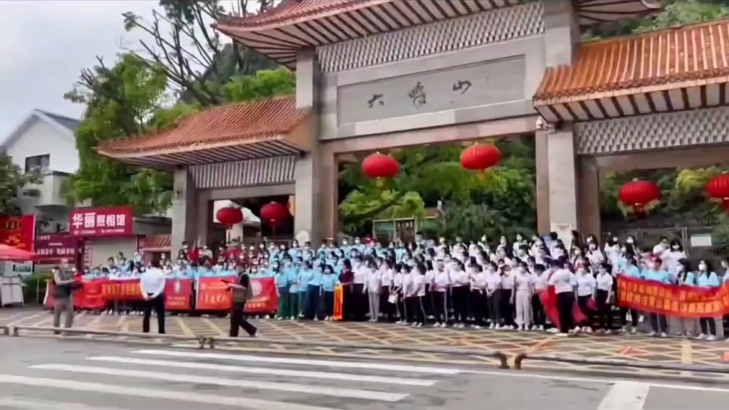 [图]抗疫成功，欢送异地医护人员回家，待六月荔枝成熟后欢迎你们回来摘荔枝吃，感谢所有一线医护人员。