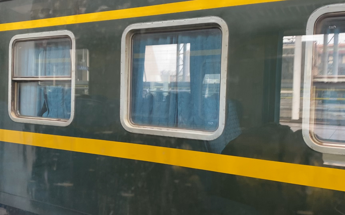 k4107次绿皮火车出武昌站(车内拍摄)