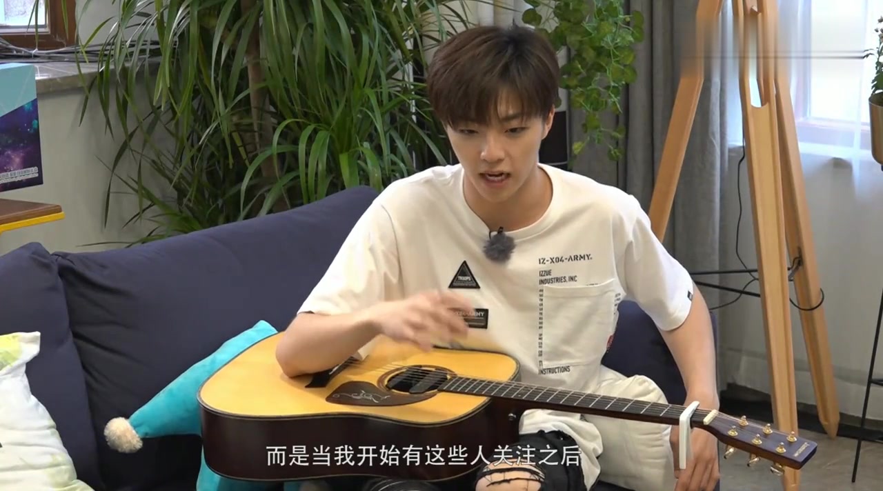 《hi室友》陈立农跟高秋梓聊出道经历,天天是坐飞机上班!