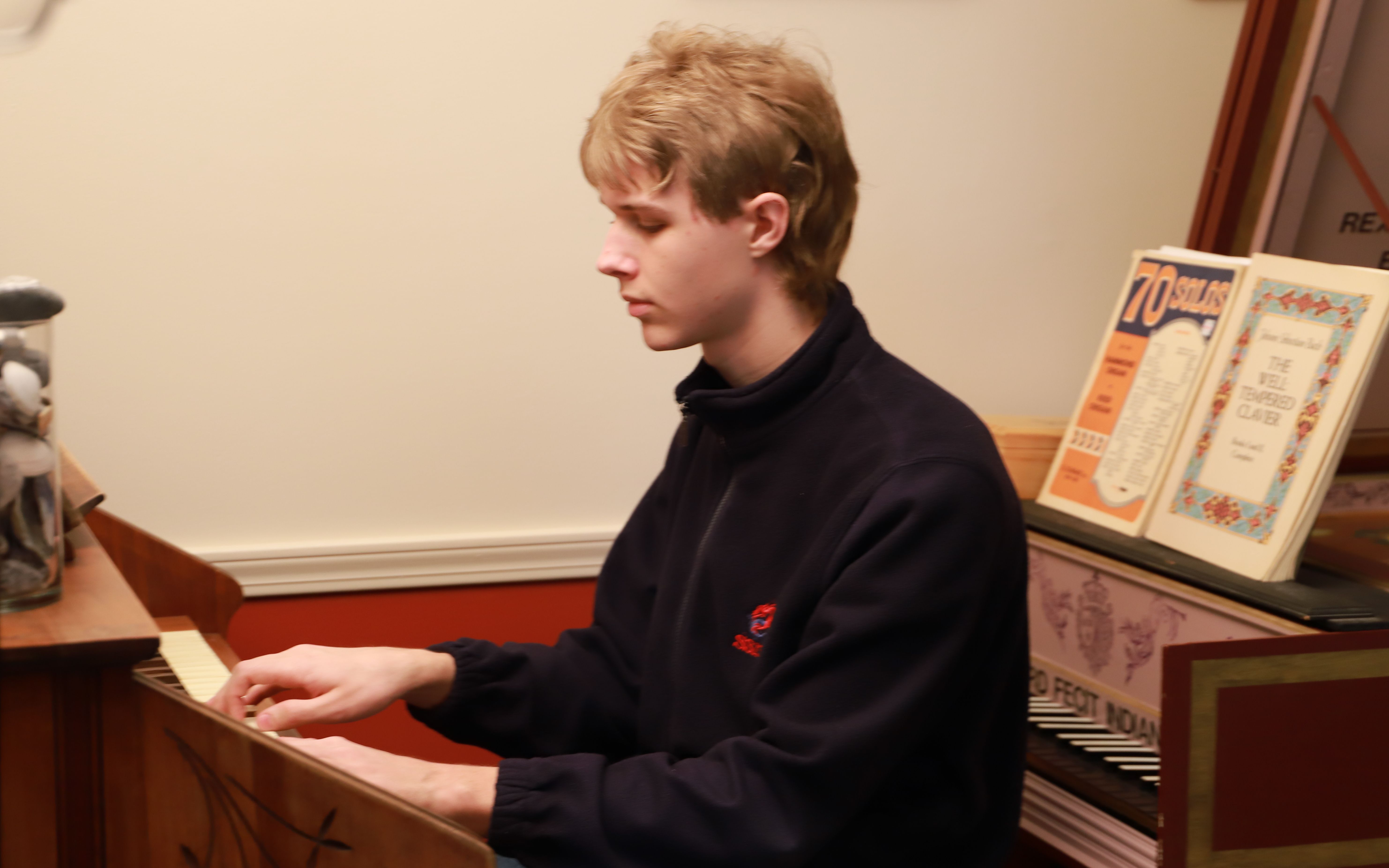 美国金发少年的弹琴片段_哔哩哔哩 (゜-゜)つロ 干杯~-bilibili