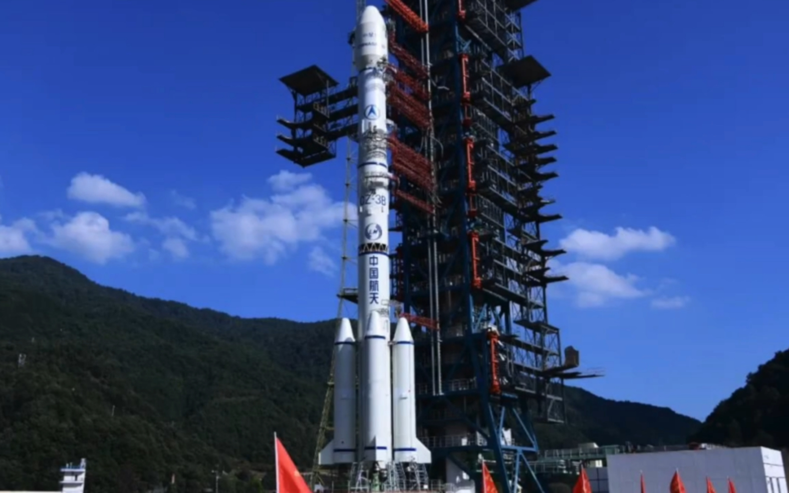 北京时间2022年11月5日19时50分,长征三号乙运载火箭点火起飞,随后将