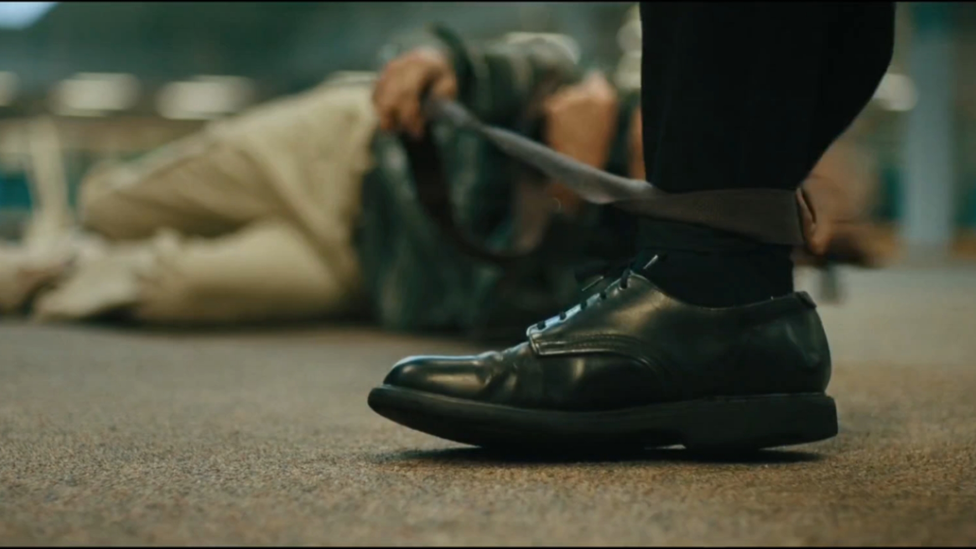 皮鞋黑袜安保被击倒