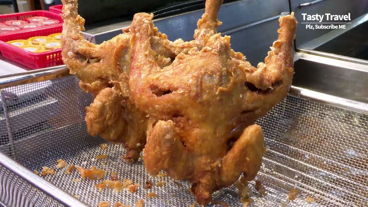 韩国街头的炸整鸡,切起来咔嚓咔嚓酥脆声爱上了.