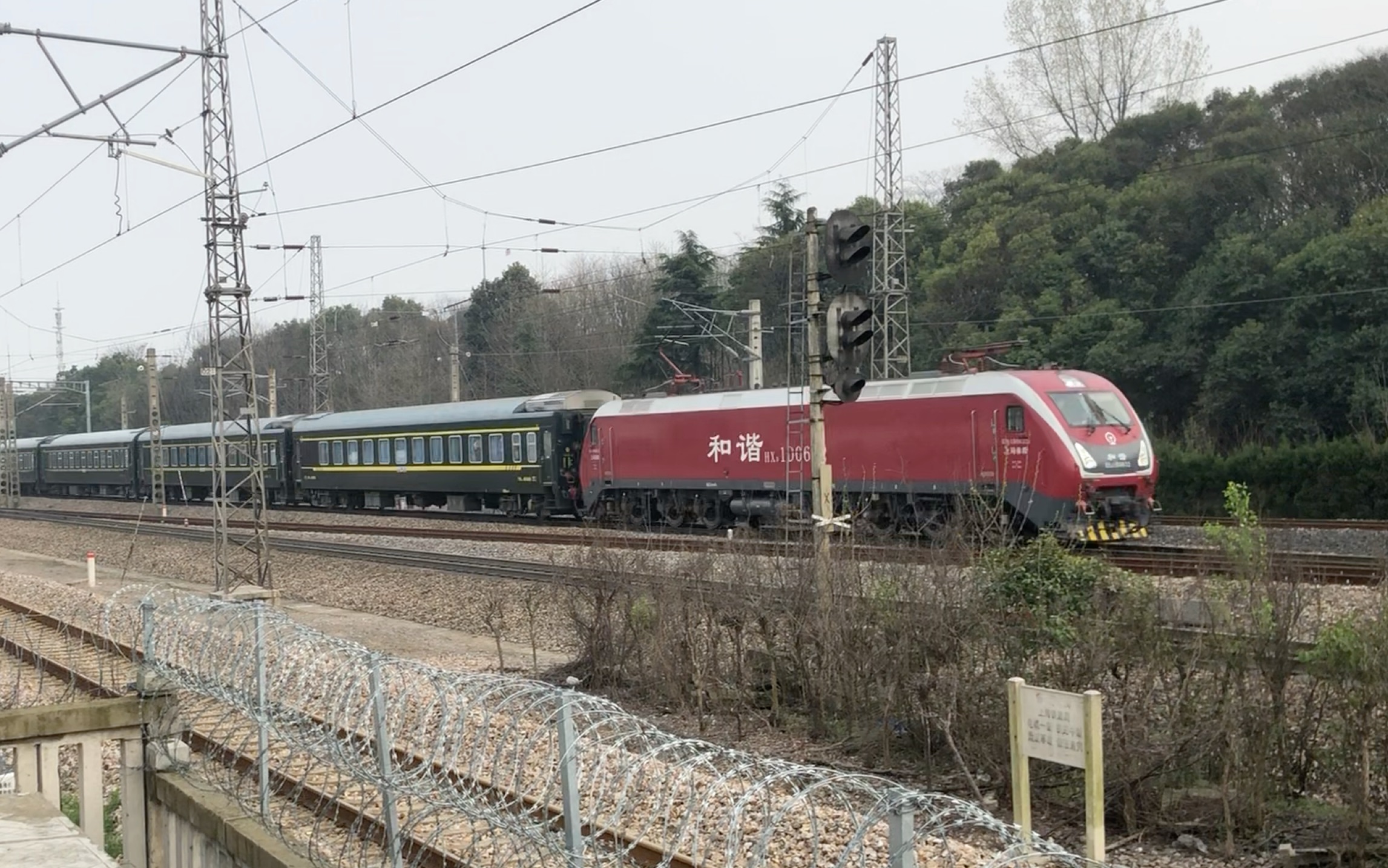 【京沪线】k1537次南京直通大西北列车林场站达速通过