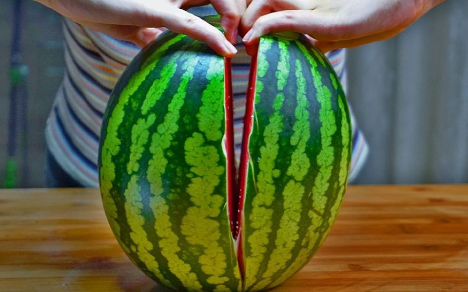 花3块钱买了一个8斤的大西瓜,掰开的一瞬间,才发现真是赚大了_哔哩