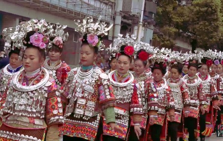 [图]丹寨祭尤节盛装游行，街上都是银饰和芦笙的声音，太热闹了